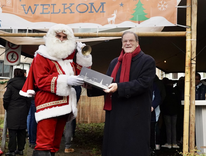 De heer Janssens ontvangt een pakket van de kerstman
