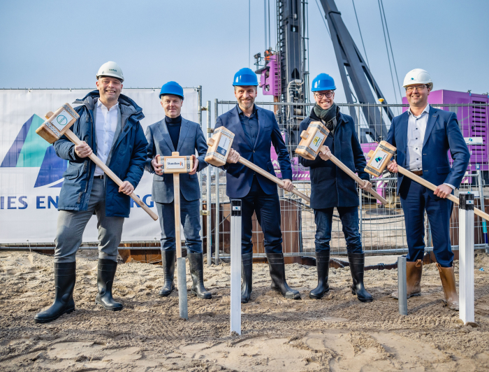 Het slaan van de eerste paal (v.l.n.r.) Jimmy Kools (Sustay), Gijsbert van Herk (Staedion), Hugo de Jonge (Volkshuisvesting en Ruimtelijke Ordening), Martijn Balster (Gemeente Den Haag), Marco Dekker (De Vries en Verburg)