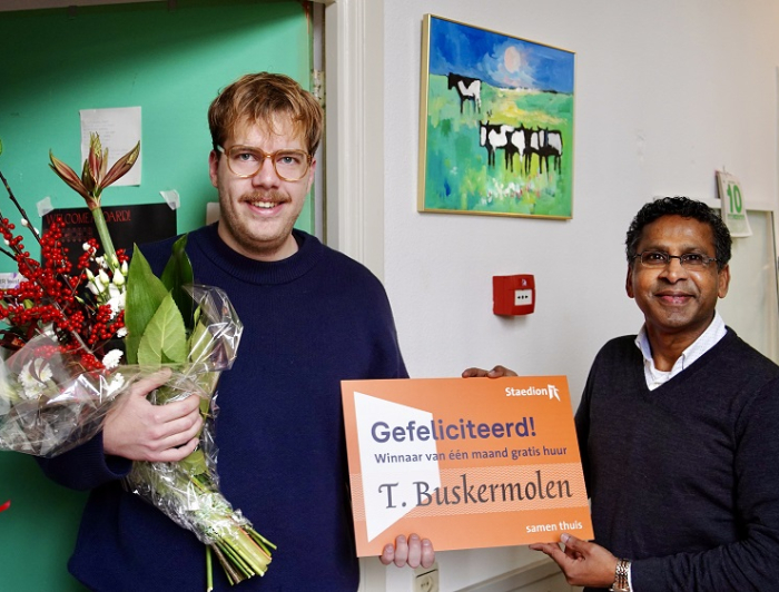 Tijmen ontvangt de cheque voor een maand gratis huur