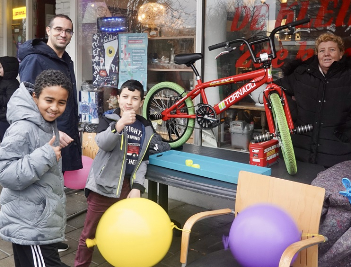 Kinderen bij het dobbelen tijdens het winterfeest