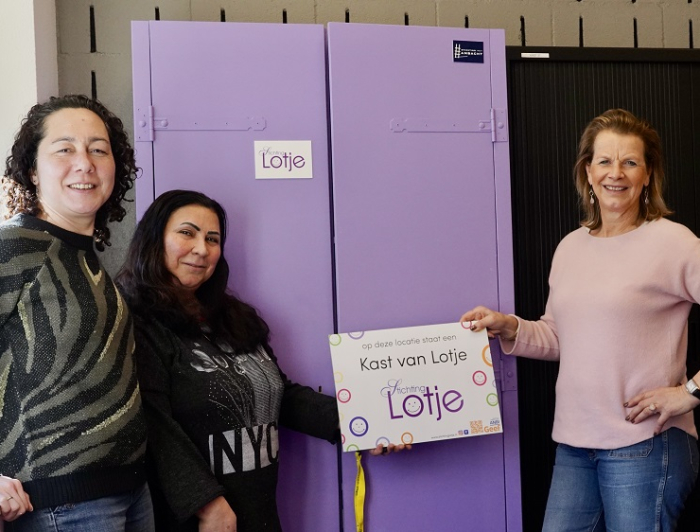 Els, Azam en Kiki bij de kast van Stichting Lotje