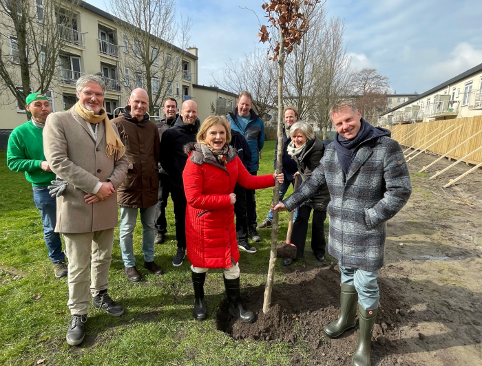 De ondertekenaars planten een boom