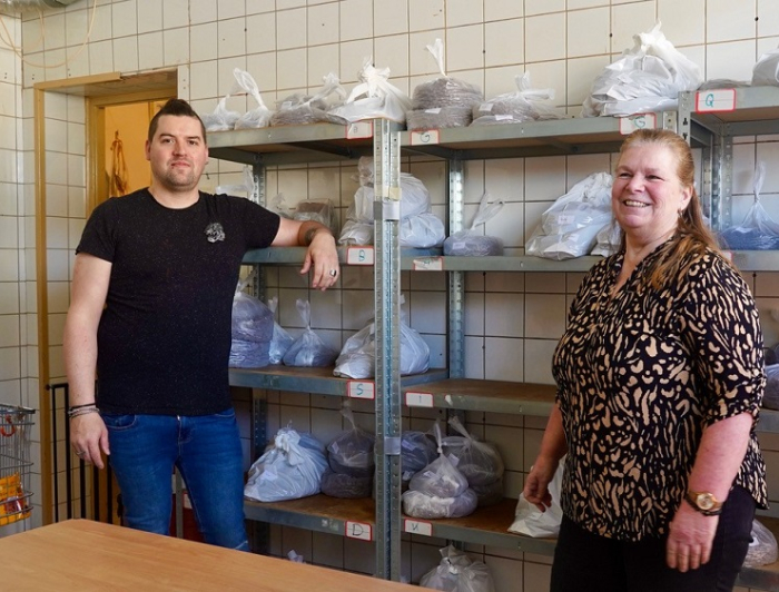 Vrijwilligers Jolanda en Robin bij de dierenvoedselbank