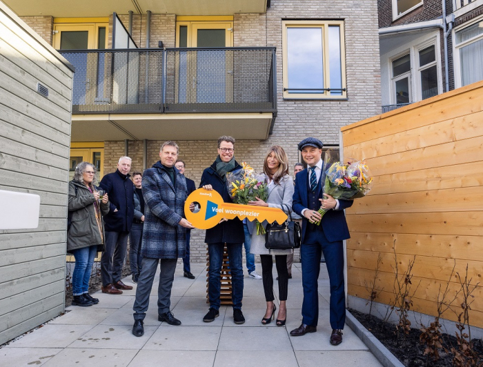 Bewoners nemen tijdens feestelijke oplevering sleutel in ontvangst