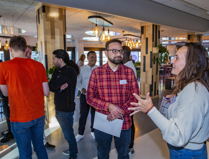 Friends leren elkaar kennen op evenement Staedion