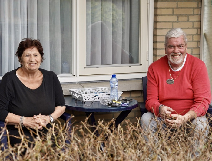 Tineke en Paul voor hun nieuwe woning in Loosduinen