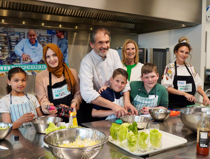Kinderen en begeleiders in de kinderkeuken