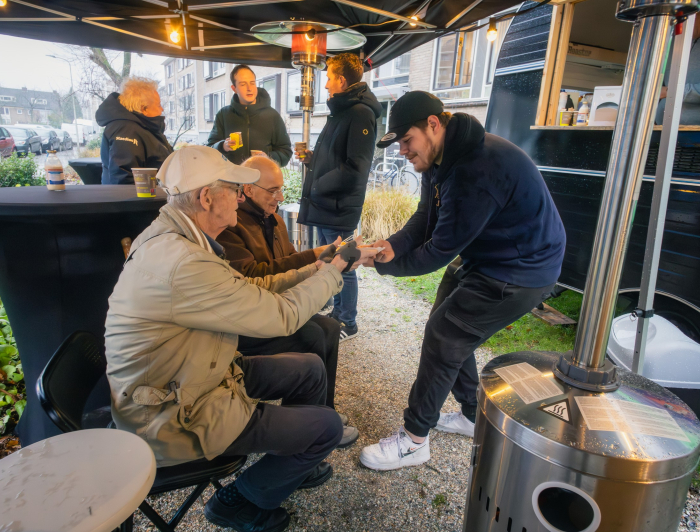 bewoners ontvangen koffie bij de kerstcaravan