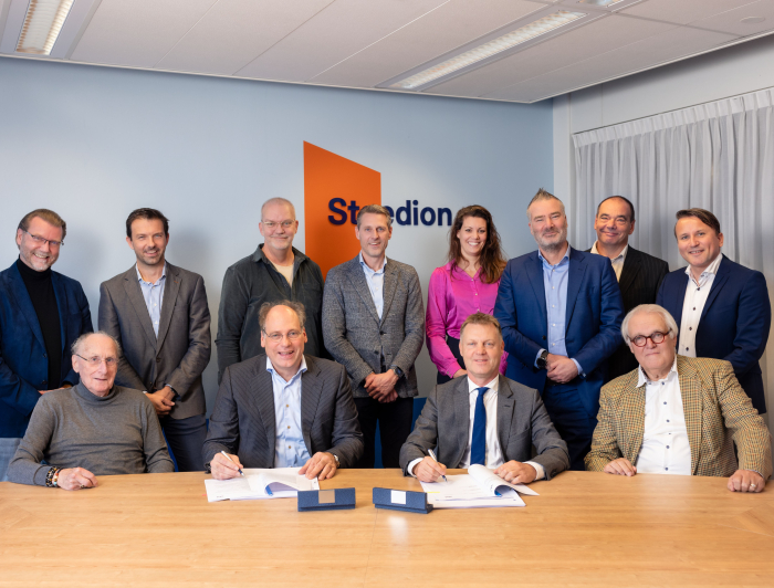 De bestuurders van Staedion en Omnia Wonen tekenden de overeenkomsten voor de verkoop