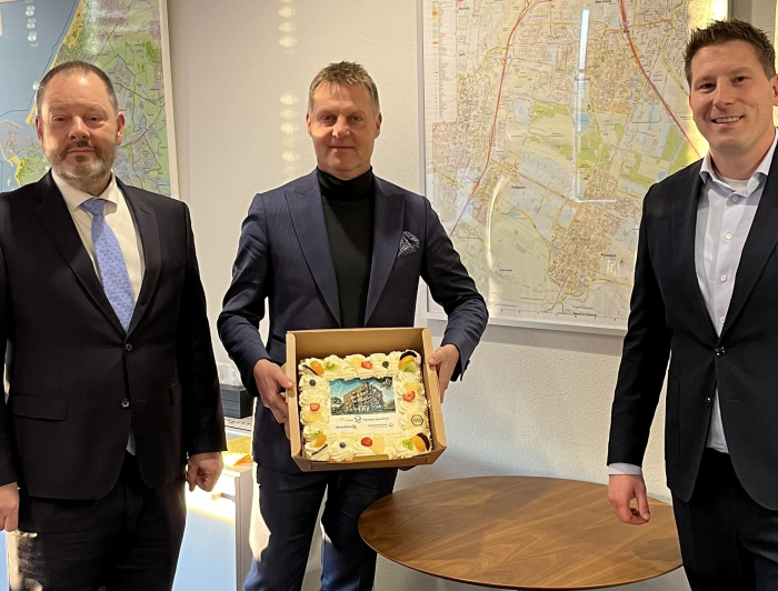 Wethouder van Kuppeveld, Gijsbert van Herk en Stefan Boere met taart tijdens ondertekening