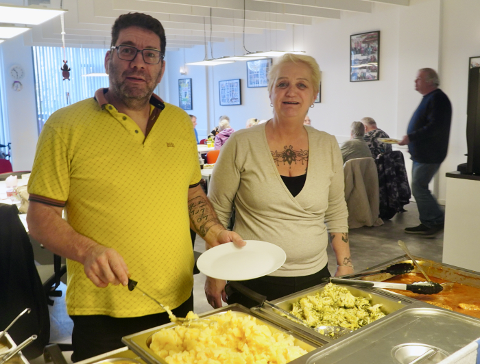 Eric en Roos bij het de maaltijd van BBD aan tafel