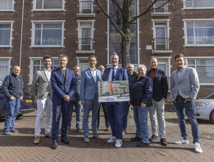 De aanneemovereenkomst voor de renovatie van de Van Maerlantlaan is getekend, groepsfoto met aanwezigen