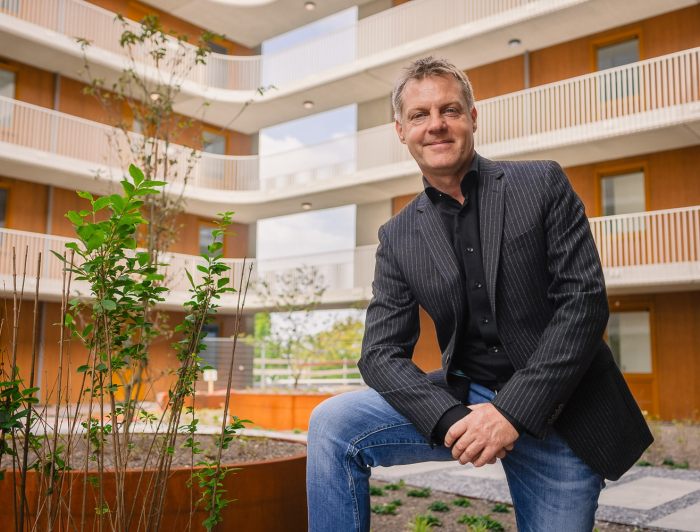 Gijsbert van Herk in de binnentuin van wooncomplex Pegasus