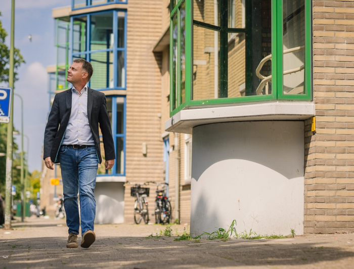 Gijsbert wandelt in de wijk