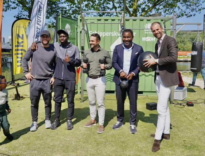 Aanwezigen tijdens de opening van de Gymbox in het Schipperskwartier