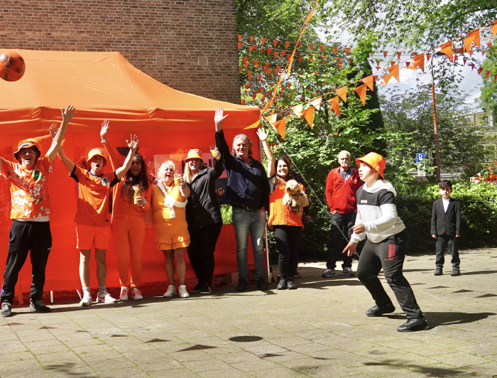 Met zijn alle voor de oranje tent op de Riddersdreef