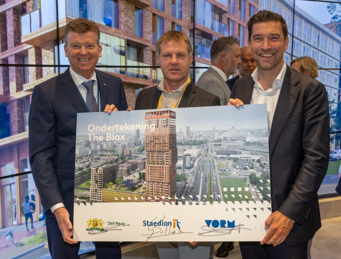 Harns Meurs, Gijsbert van Herk en Robert van Asten met een ondertekend bord voor The Blox