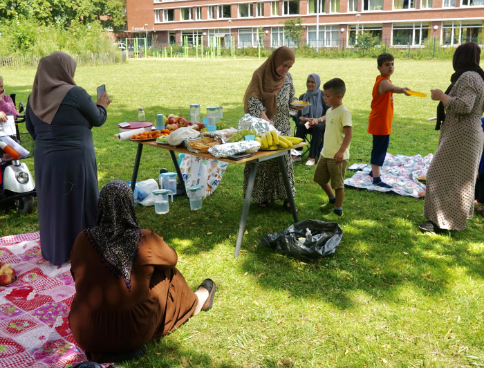 Vrouwen in het park met kinderen tijdens de picknick