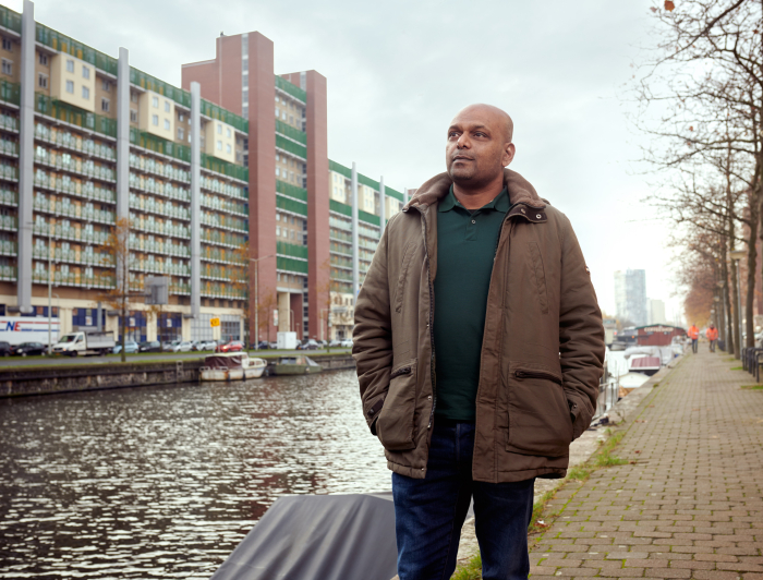 Radjin Doekaloe met op de achtergrond De Lamel in Den Haag