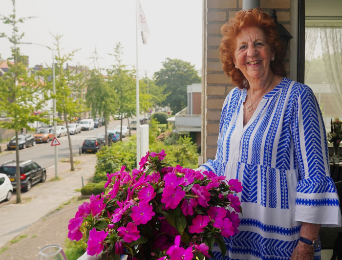 Plony op haar balkon in haar nieuwe woning in Loosduinen