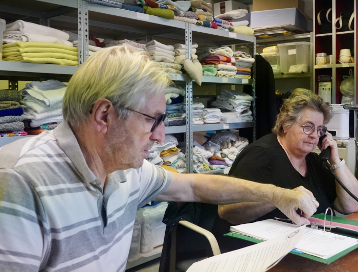  Stien aan de telefoon en Wim met een vel papier in zijn hand