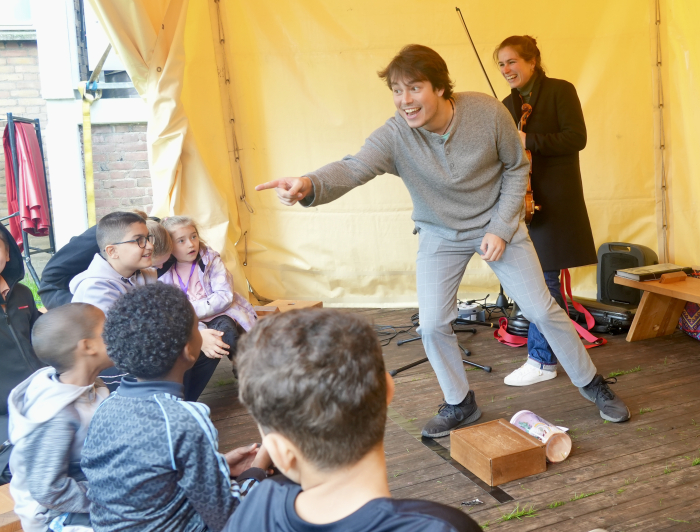 Kinderen kijken naar voorstelling De betovering