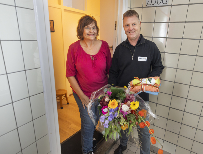 Bestuursvoorzitter Gijsbert van Herk geeft 2.400e huurder die meedoet aan BeHaaglijker Wonen een extra warm welkom