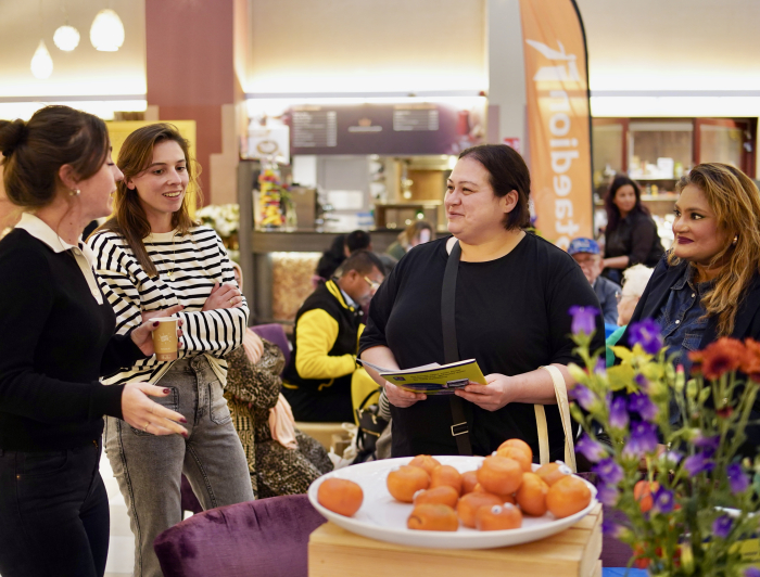 Infomarkt transvaal: vier bezoekers met elkaar in gesprek