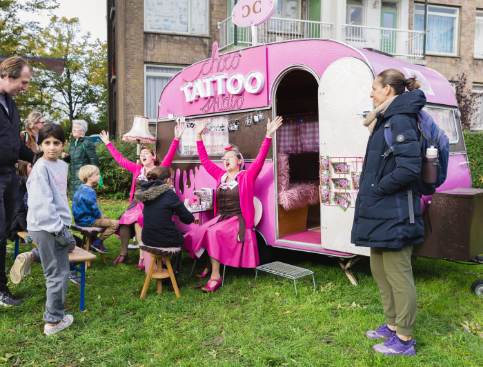 Optreden van twee dames in het roze voor een roze caravan tijdens De betovering