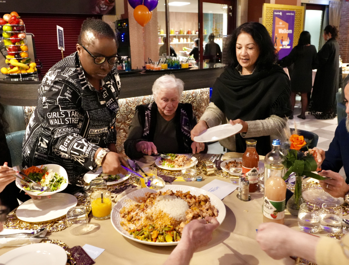 Gasten worden bediend tijdens het ontmoetingsdiner