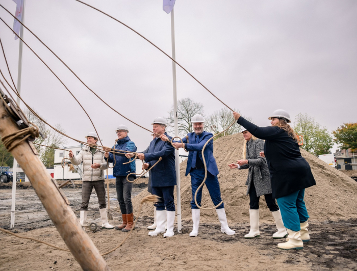 Genodigden slaan de 1e paal van Hart van Nootdorp