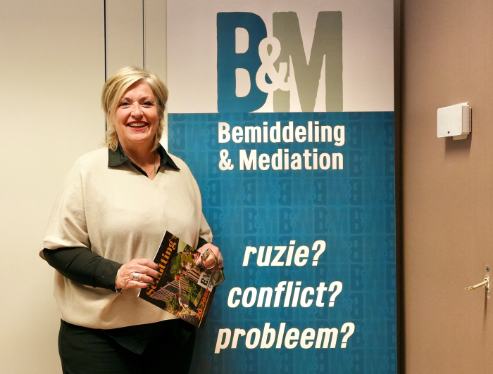 teamleider Gerda van Bemiddeling & mediation met een folder in haar hand