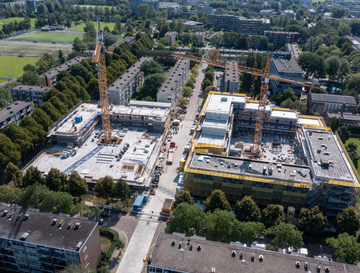 Luchtfoto van project Steenzicht in aanbouw met gele hijskraan
