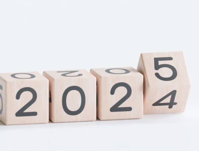 Houten blokjes van cijfers 2024 waarin de 4 verandert in een 5