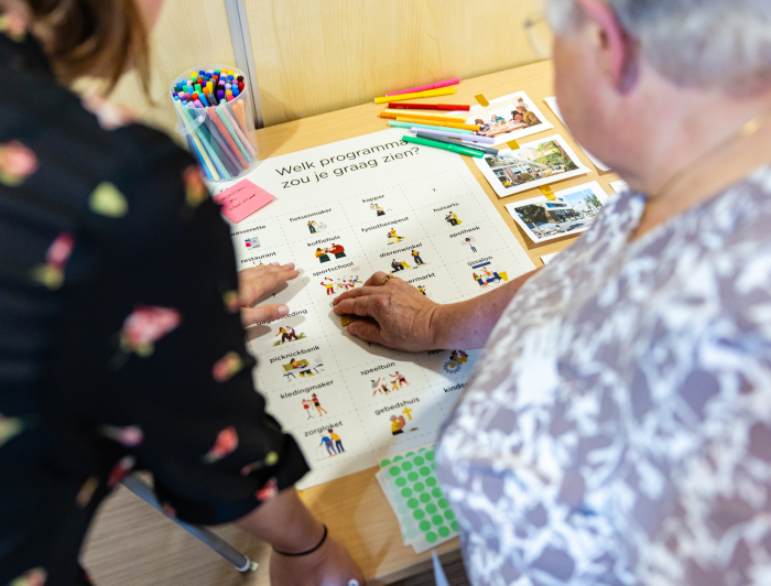 Ontwerpteam in gesprek met bewoners van pilot-locatie Beresteinlaan