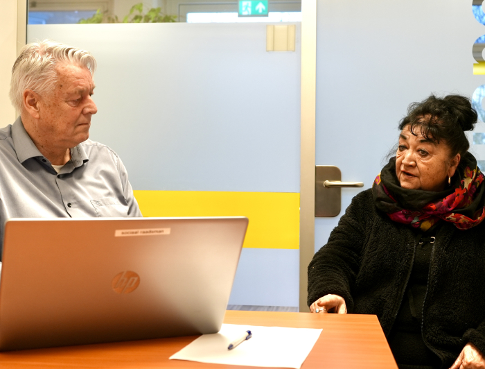 Sociaal Raadslieden, een man in gesprek met een bezoeker