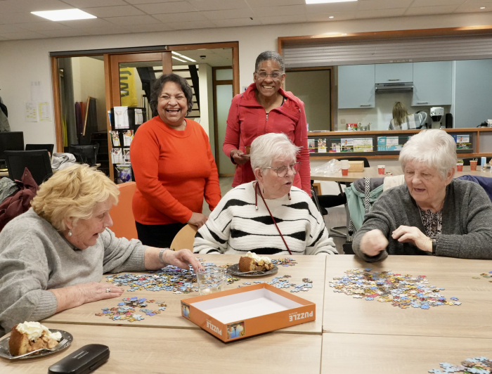 Bea en de andere dames zijn samen aan het puzzelen