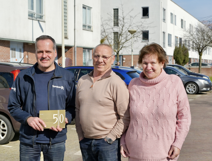 Bert en bewoners met boekje in zijn hand