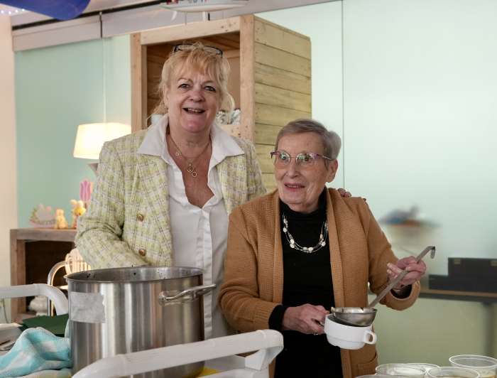 Nancy schenkt soep in met collega bij Verzilveren