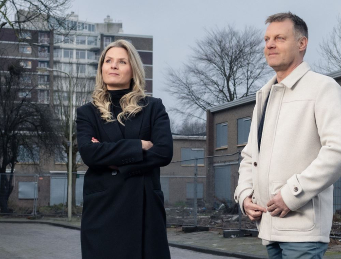 Ester en Gijsbert in gesprek in de wijk