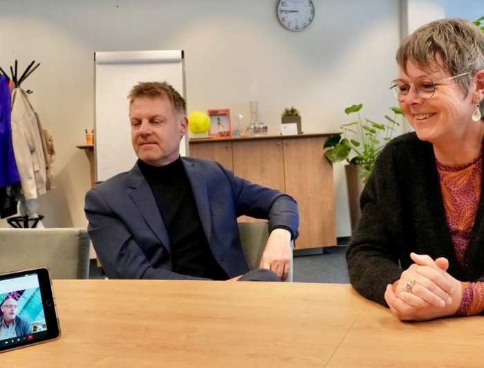 Gijsbert van Herk en Nynke Sijtsma aan tafel digitaal in gesprek met transitiemanager Atto Harsta