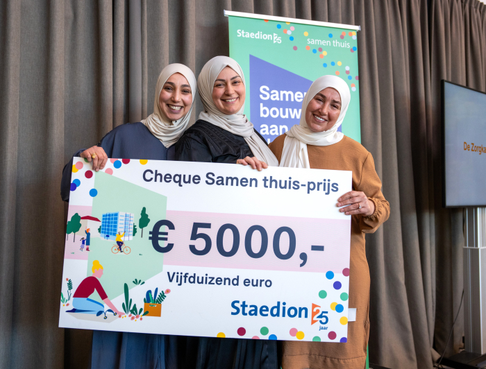 Winnaars Leyla Benali, Zeynep Özdemir en Sevim Ozdemir, oprichters Zorgkamer ZuidWest met de cheque in handen