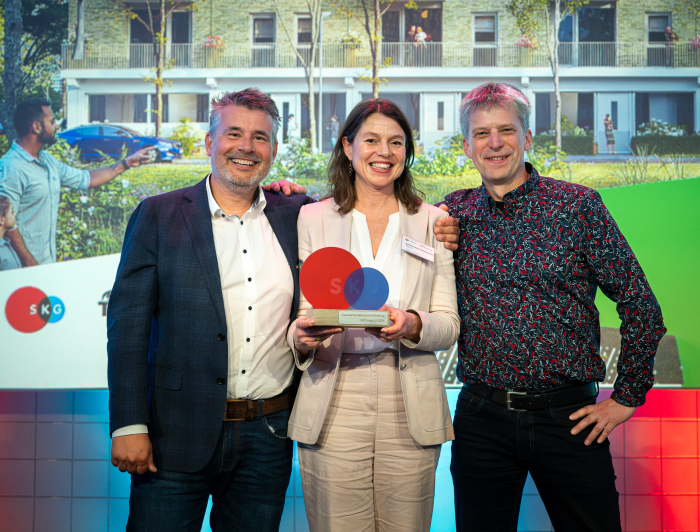 V.l.n.r. Bas Verstijnen (Heijmans), Sylvia Leus (Staedion) en Pieter Birnage (Gemeente Den Haag) op het podium met de prijs in handen 
