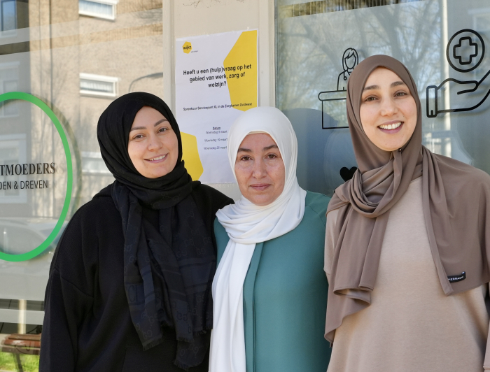 Oprichters Leyla, Sevim en Zeynep van Zorgkamer ZuidWest voor het gebouw