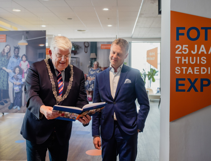 Burgemeester Van Zanen ontvangt het jubileumboek uit handen van Gijsbert van Herk