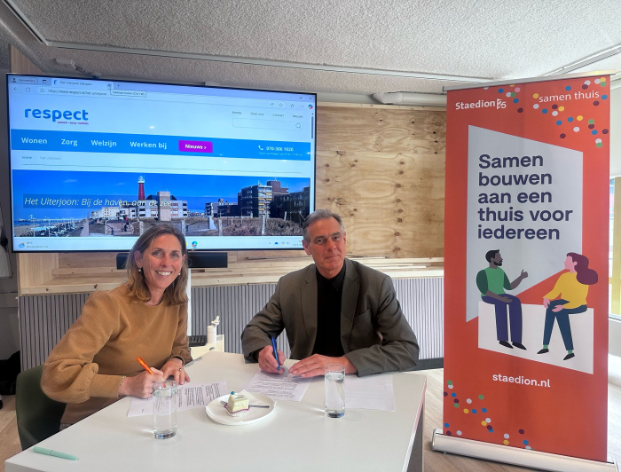 Ondertekening samenwerkingsovereenkomst Marieke Stam, directeur Wonen & Samenleven en K.H. Smilde, raad van bestuur Respect
