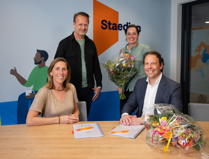 Paul John Vunderink (Staedion), Tine Strous-Delaere (Quiet), Marieke Stam (Staedion) en Evert Wind (Quiet) na ondertekening