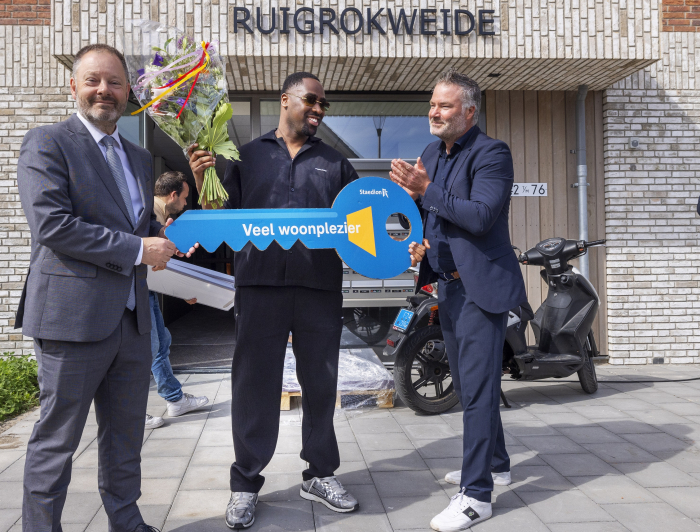 Huurder ontvangt grote sleutel van nieuwe woning in KIEM in Pijnacker