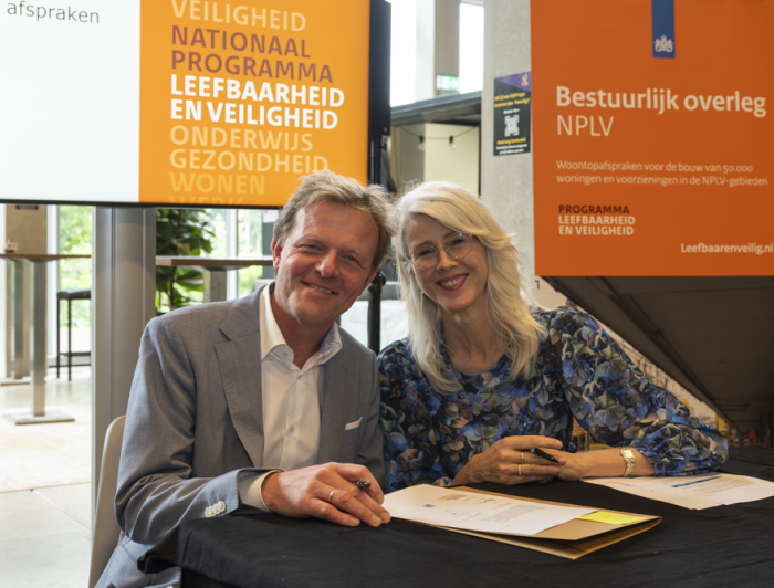 Chris Schaapman (directeur Nationaal Programma Zuidwest) en minister Mona Keijzer ondertekenen de Woontopafspraken