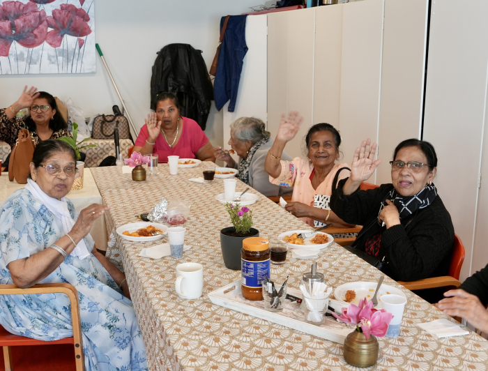Bewoners van seniorencomplex De Volharding aan tafel om de 25e verjaardag van Staedion te vieren